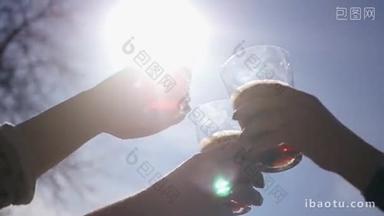 <strong>一群</strong>人用饮料拍打天空和太阳, 带着镜头效果。hd, 1920x1080。慢动作